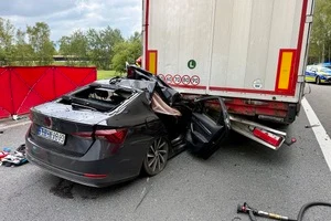 Skoda uderzyła w naczepę na S1. Kierowca w ciężkim stanie — zdjęcie 7