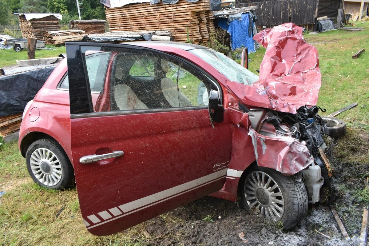 Pijana uciekała przed policją, rozbiła dwa auta i skończyła na płocie