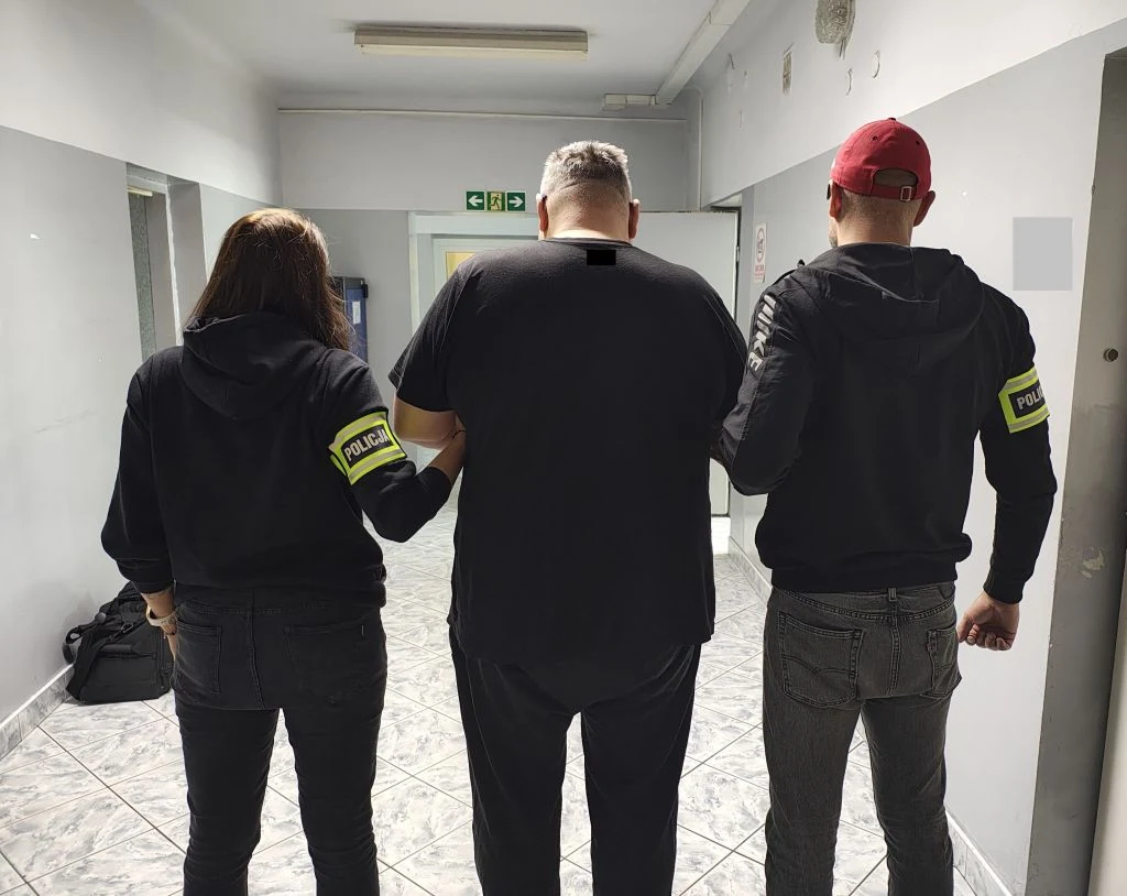 Nielegalne papierosy i tytoń w aucie i piwnicy. 56-latek odpowie za akcyzę
