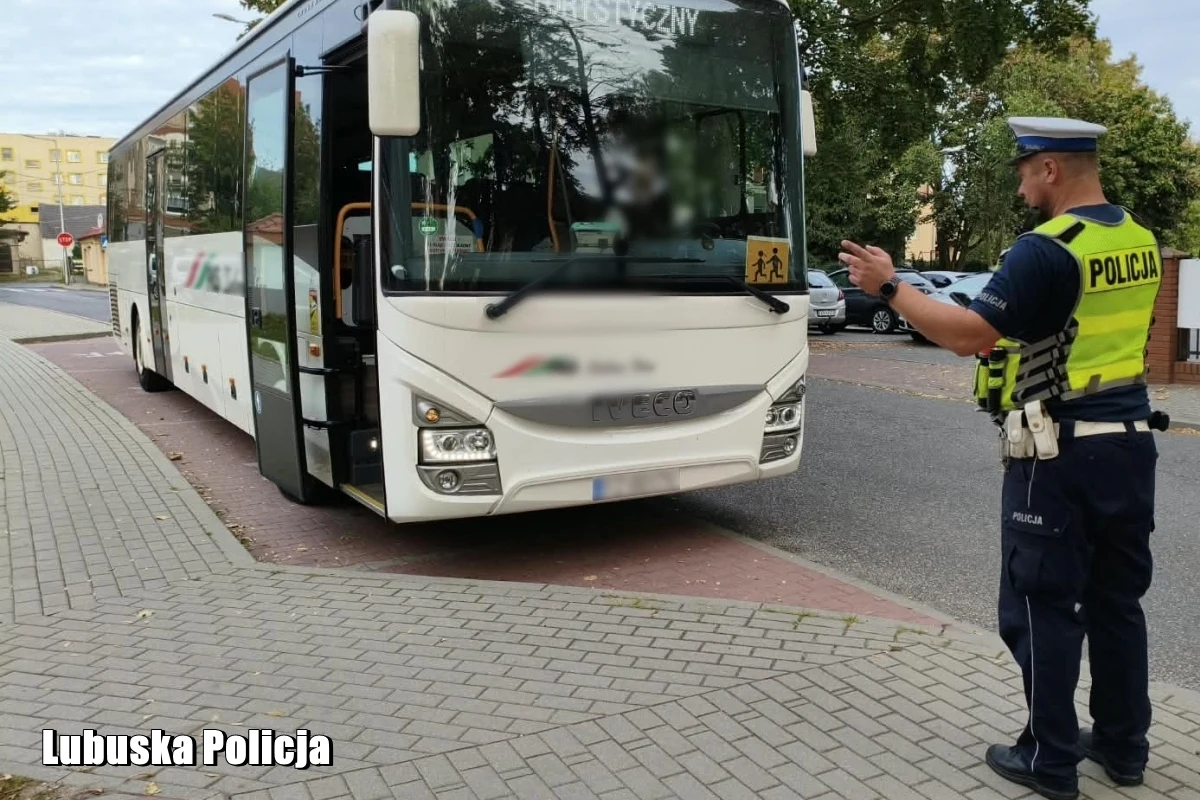 Policja z Krosna Odrzańskiego kontroluje autokary przed wyjazdem