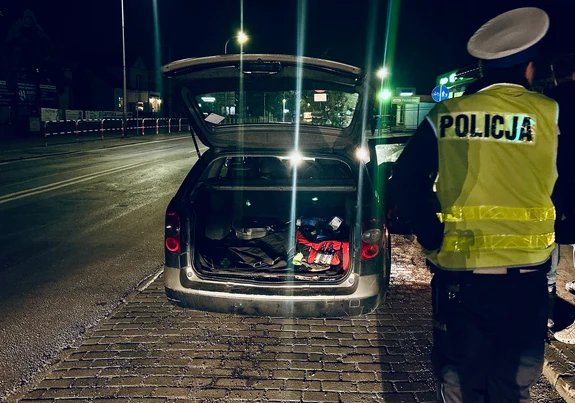 Ostrów Wlkp: 18-latek wiózł pasażera w bagażniku – stracił prawo jazdy