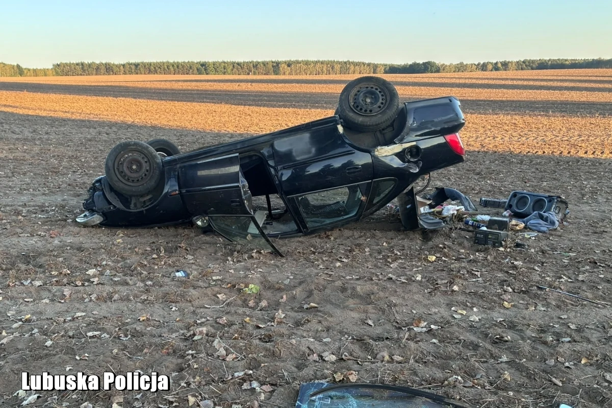 Opel dachował w powiecie świebodzińskim. Oboje pasażerowie mieli po 3 promile