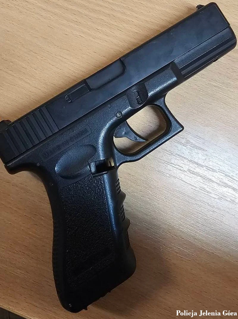 Groził sąsiadowi z wiatrówką i nożem. Zatrzymano 42-latka
