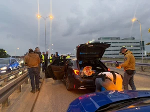 Skradziona Toyota z Niemiec i 5 listów gończych. Efektowne zatrzymanie grupy "Kobra" — zdjęcie 15