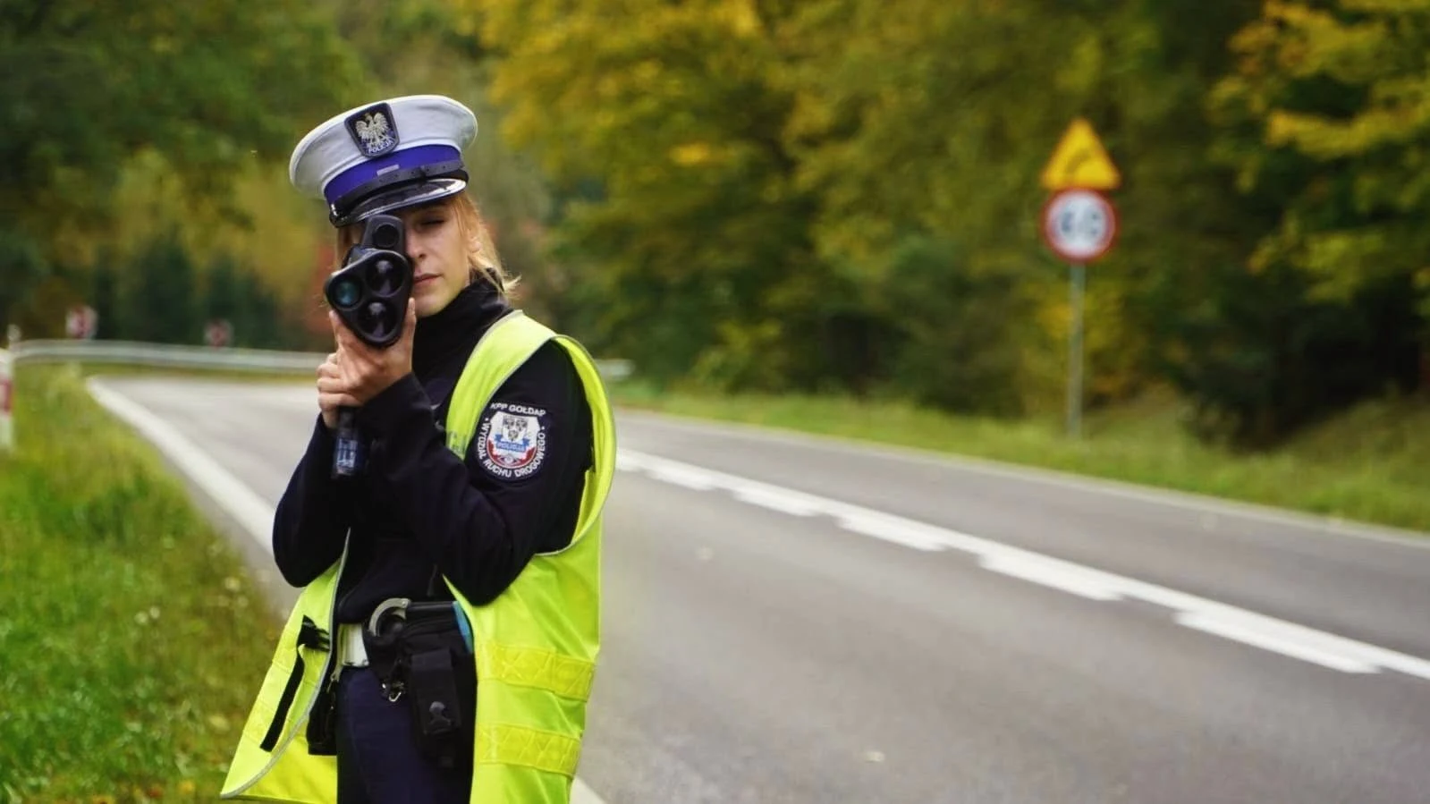Policja w Gołdapi apeluje o ostrożność na jesiennych drogach