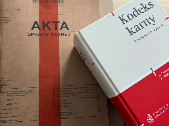 Nowy Tomyśl: Wyładował złość na drzwiach byłej. 33-latek z zarzutami