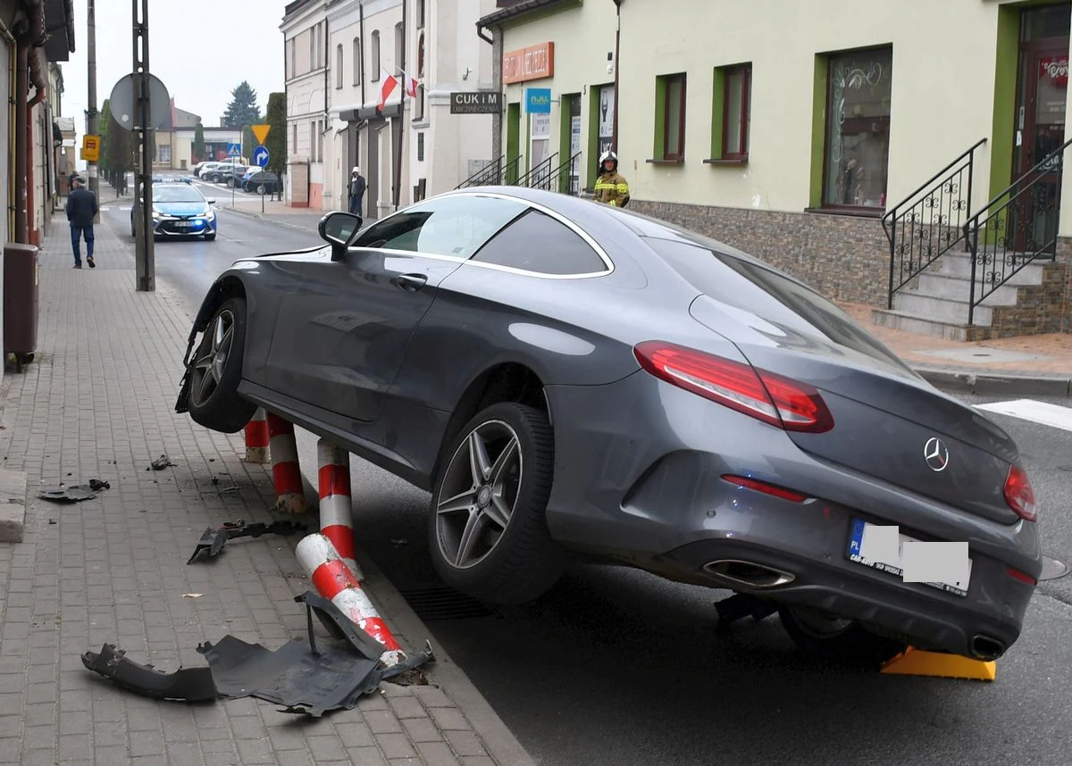 Pijany 19-latek rozbił Mercedesa i uciekł. Policja złapała go w godzinę