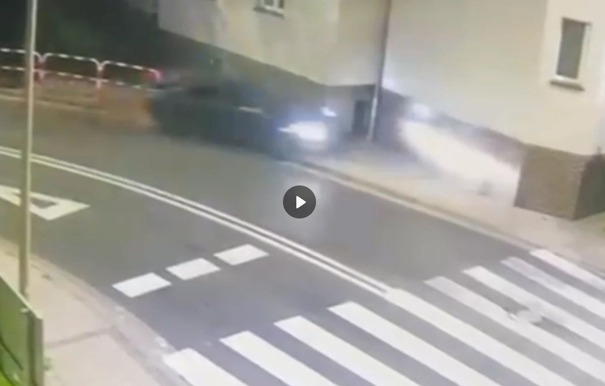 Uciekał przed policją i rozbił auto o budynek. Grozi mu 5 lat więzienia