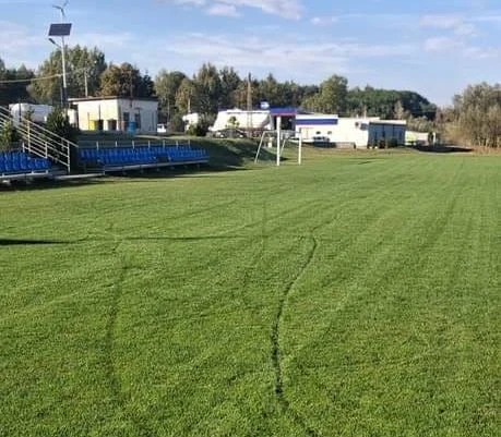 Hulajnogi zniszczyły murawę boiska. Nastolatkowie przed sądem rodzinnym