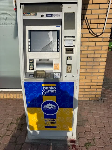 Zostawił ślady krwi przy bankomacie. 32-latek uszkodził urządzenie