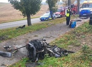 Młody kierowca rozbił Audi na drzewie. Silnik wypadł z auta — zdjęcie 7