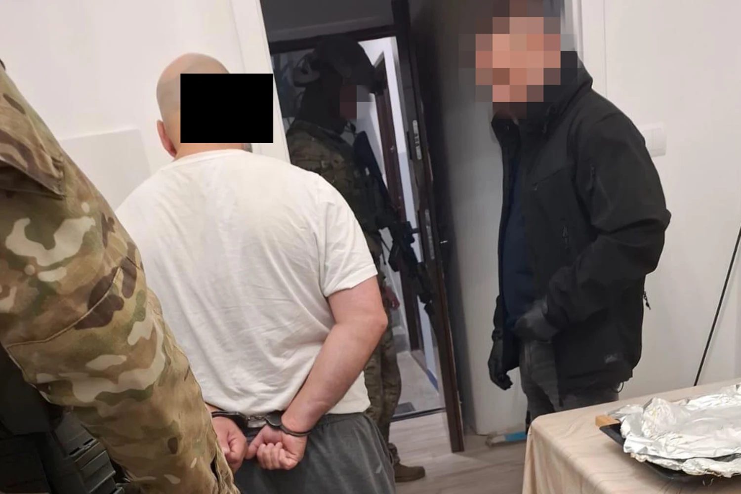 12 zatrzymanych za oszustwa mobilne. CBŚP, CBZC i ABW rozbiły gang