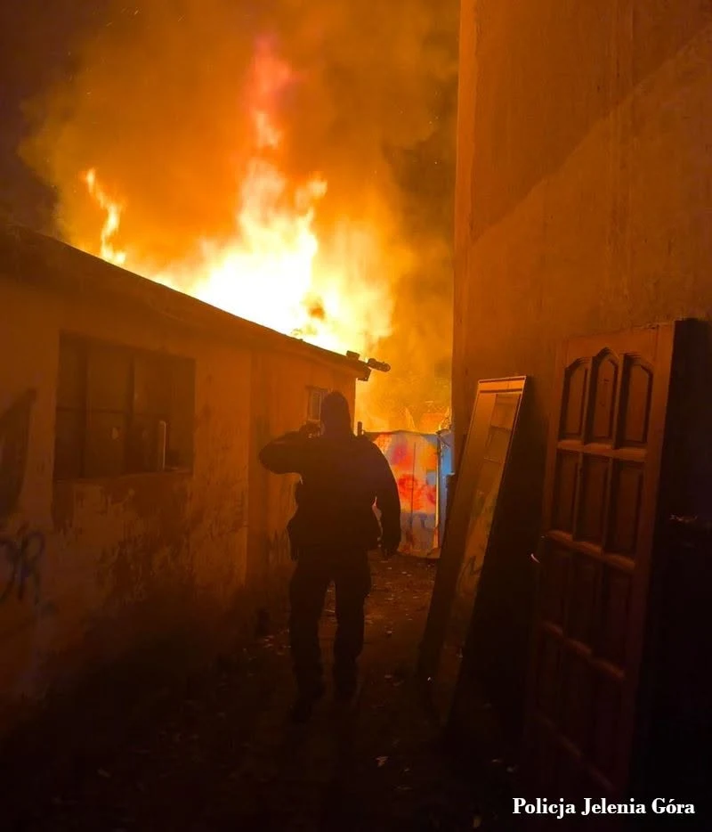 Jeleniogórscy policjanci gasili pożary i ratowali ludzi, zwierzęta i butle z gazem
