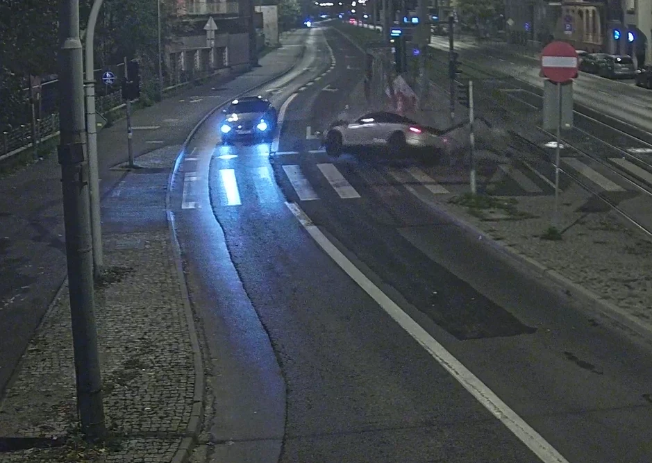 Rozbiła Audi w przystanek tramwajowy i uciekła. Miała sądowy zakaz jazdy