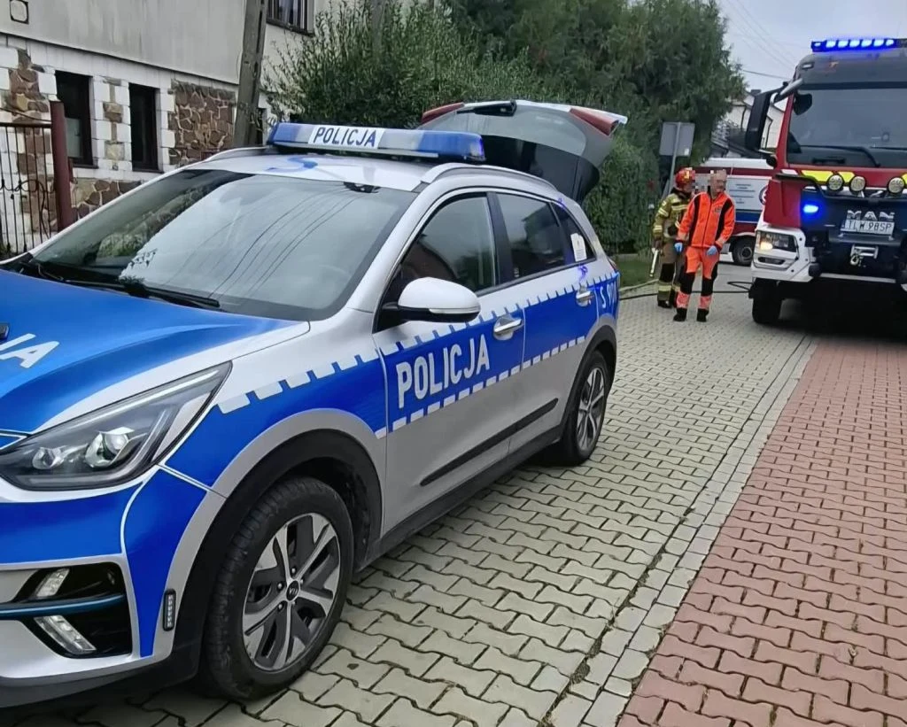 Policjanci wynieśli 87-latkę z płonącego domu we Włoszczowie