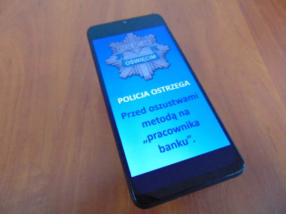 Przeciszów: 76-latek stracił 13 tys. zł. Oszust podszył się za pracownika banku