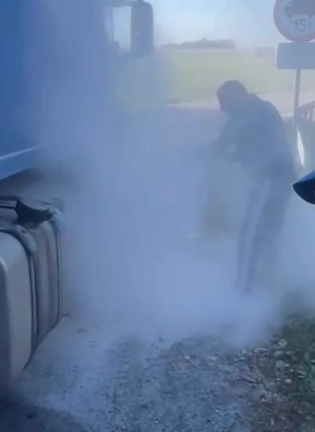 Policjant po służbie zatrzymał się i ugasił płonący pojazd