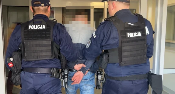 Pijany kierowca z zakazem spowodował kolizję i okradł sklep w Ostrowie Wlkp.