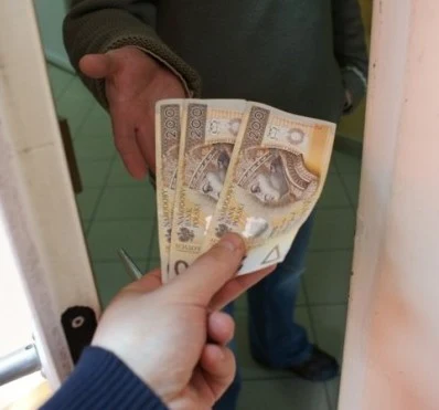 80-latka straciła 16 tys. zł. Oszuści podawali się za instalatorów fotowoltaiki