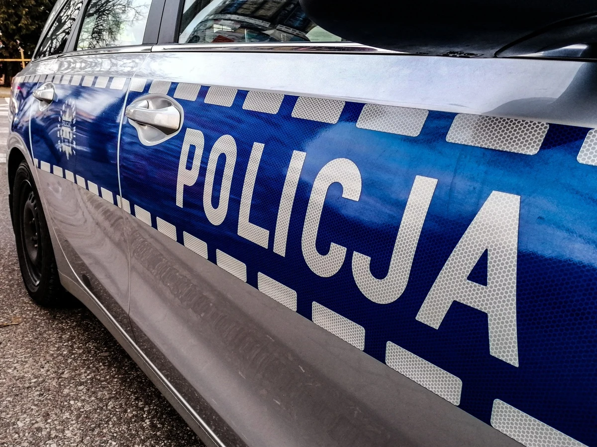Pijany 75-latek i 20-latek bez uprawnień zatrzymani na drogach powiatu