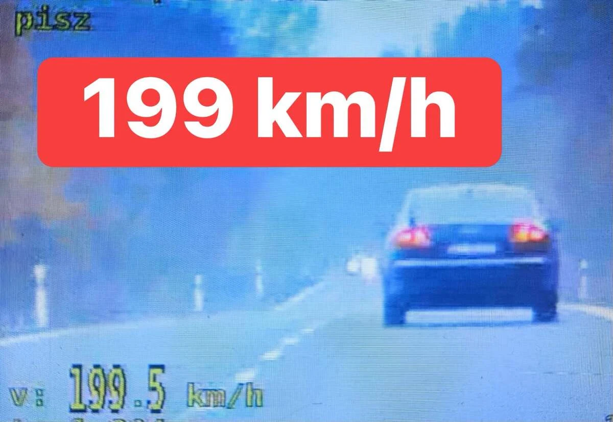 Tragiczny weekend na drogach regionu. Kierowca Nissana zginął po uderzeniu w drzewo