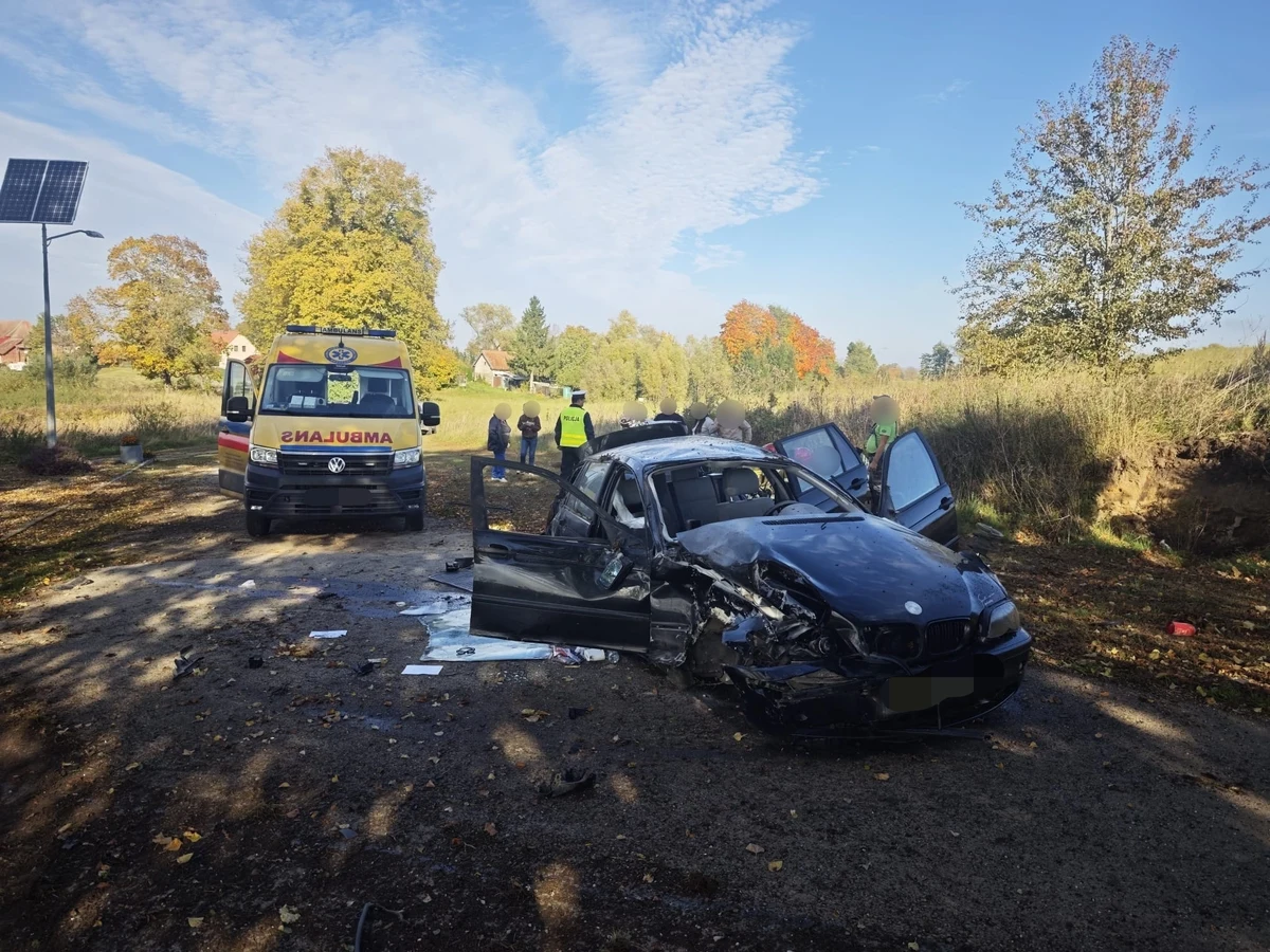 Tragiczny weekend na drogach regionu. Kierowca Nissana zginął po uderzeniu w drzewo — zdjęcie 7