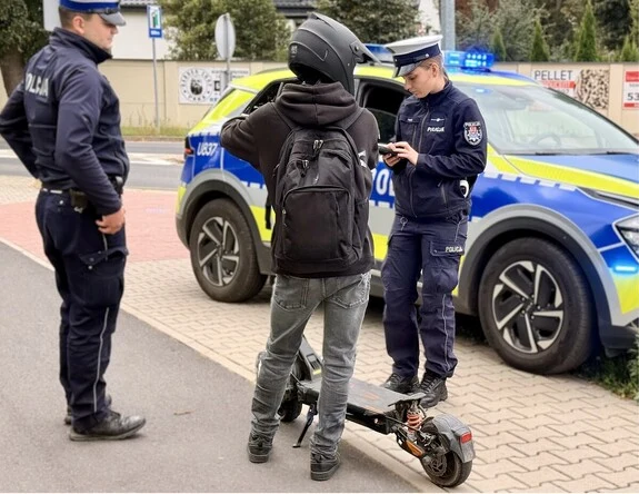12-latek na hulajnodze elektrycznej bez uprawnień. Matka z mandatem