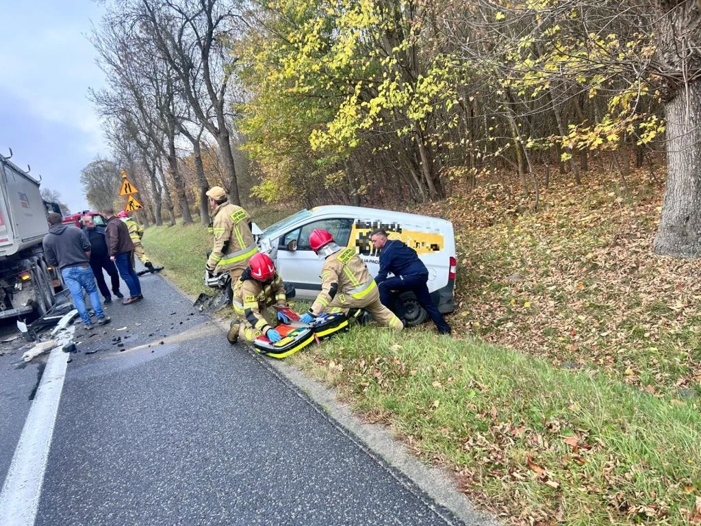 Policjanci po służbie uratowali kierowcę po wypadku na DK73