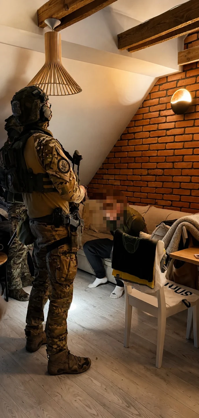 Włamali się do hurtowni i ukradli włosy za milion zł. Trójka zatrzymanych — zdjęcie 21