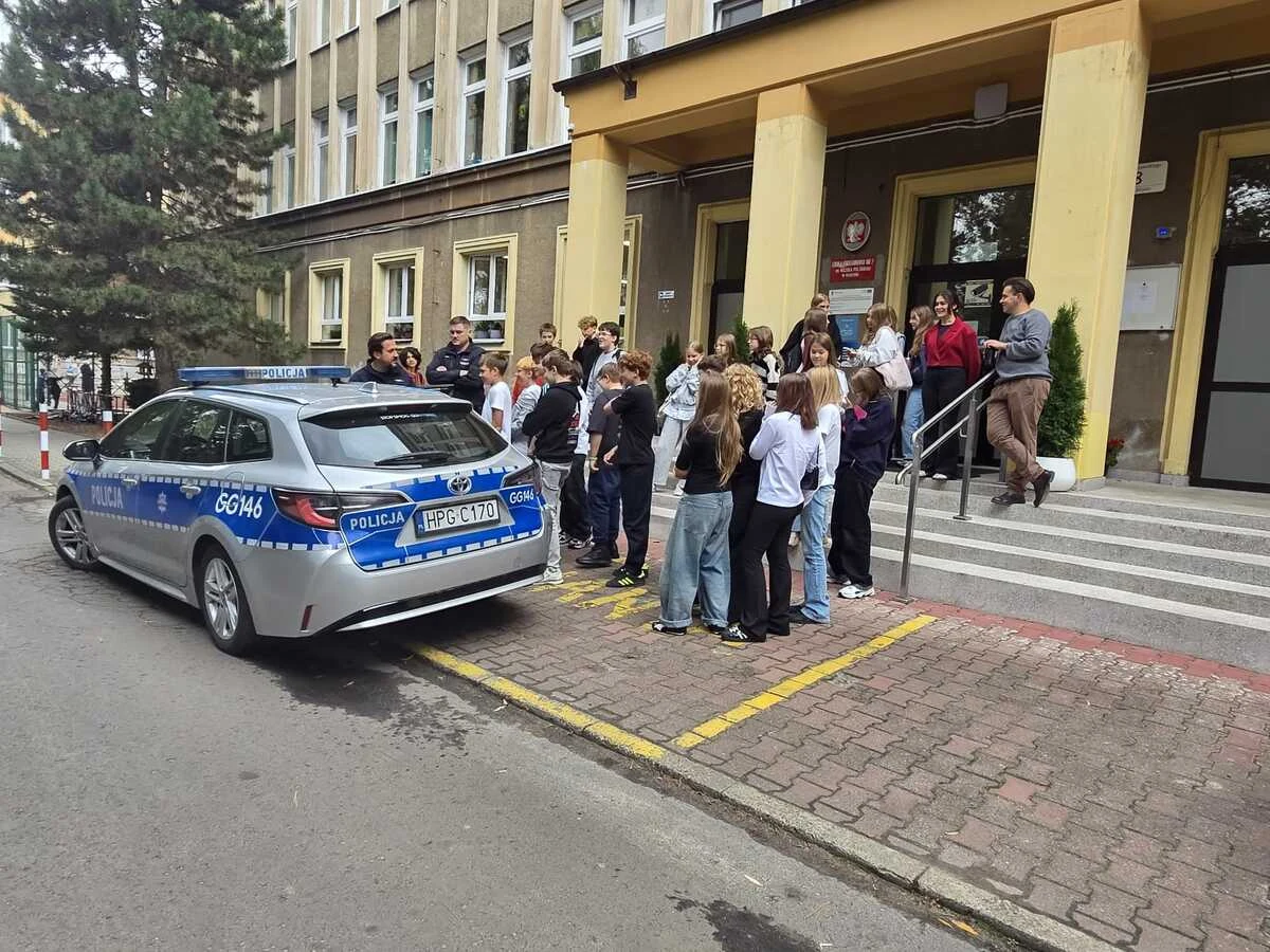 Krakowscy policjanci na jubileuszu Szkoły Podstawowej nr 7
