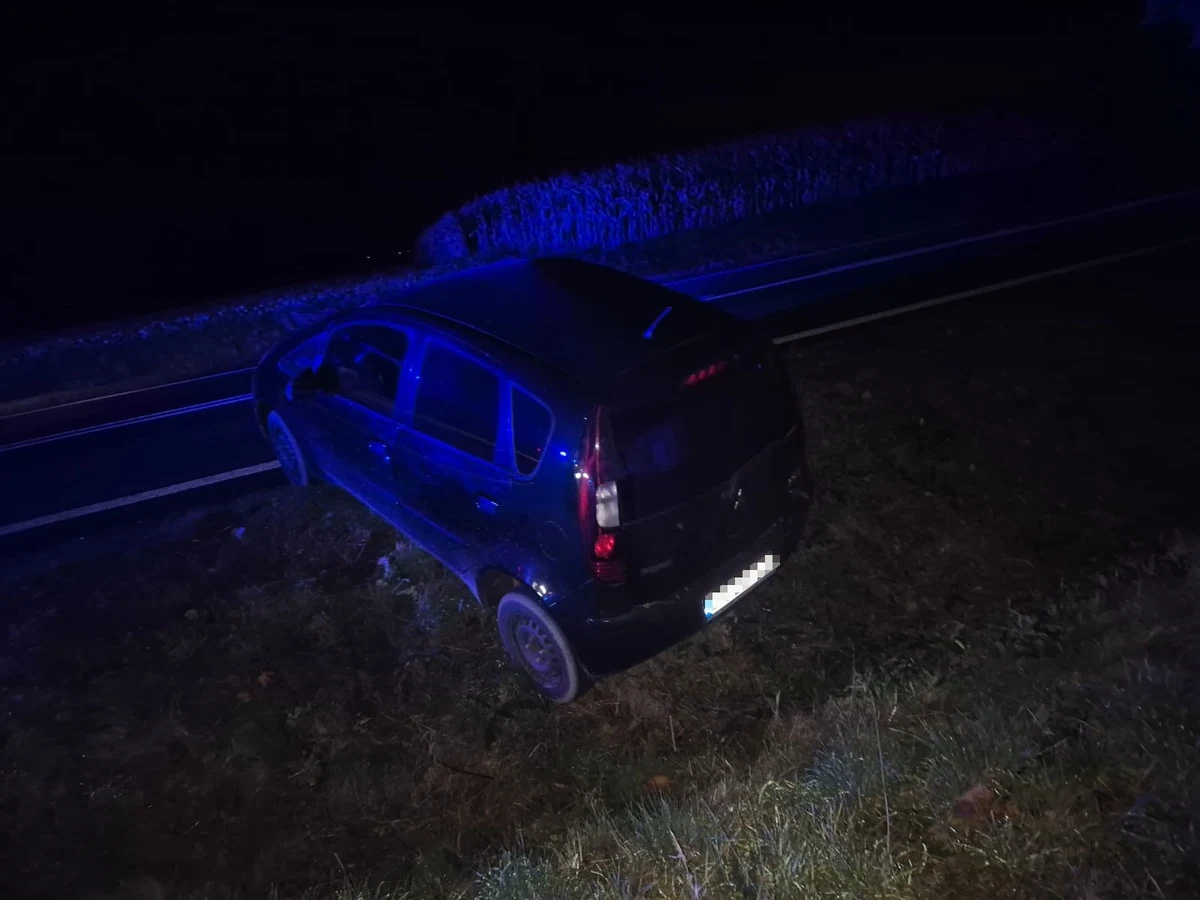 Chciał ominąć korek, wylądował w rowie. Prawie 2 promile alkoholu