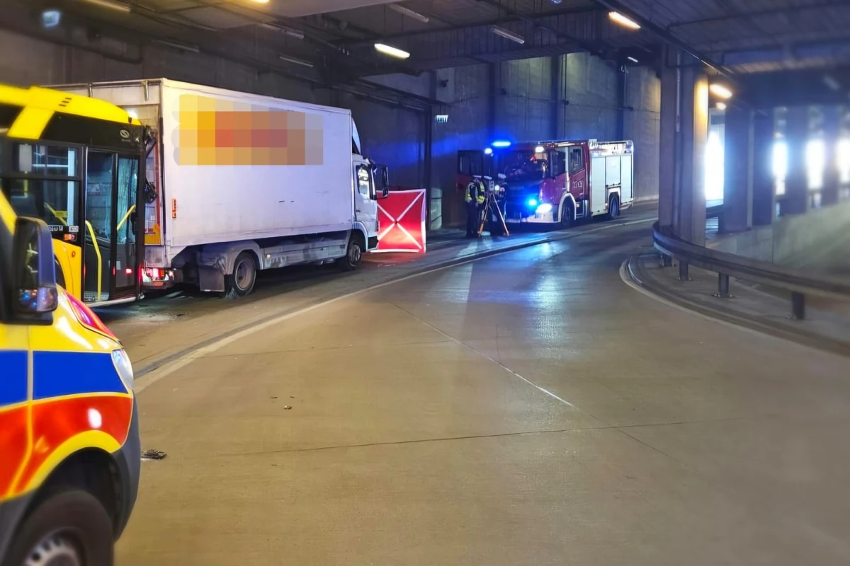 Kierowca dostawczaka zginął po zderzeniu z autobusem miejskim