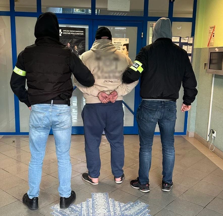 43-latek z nożem zaatakował przechodniów. Trafił do aresztu