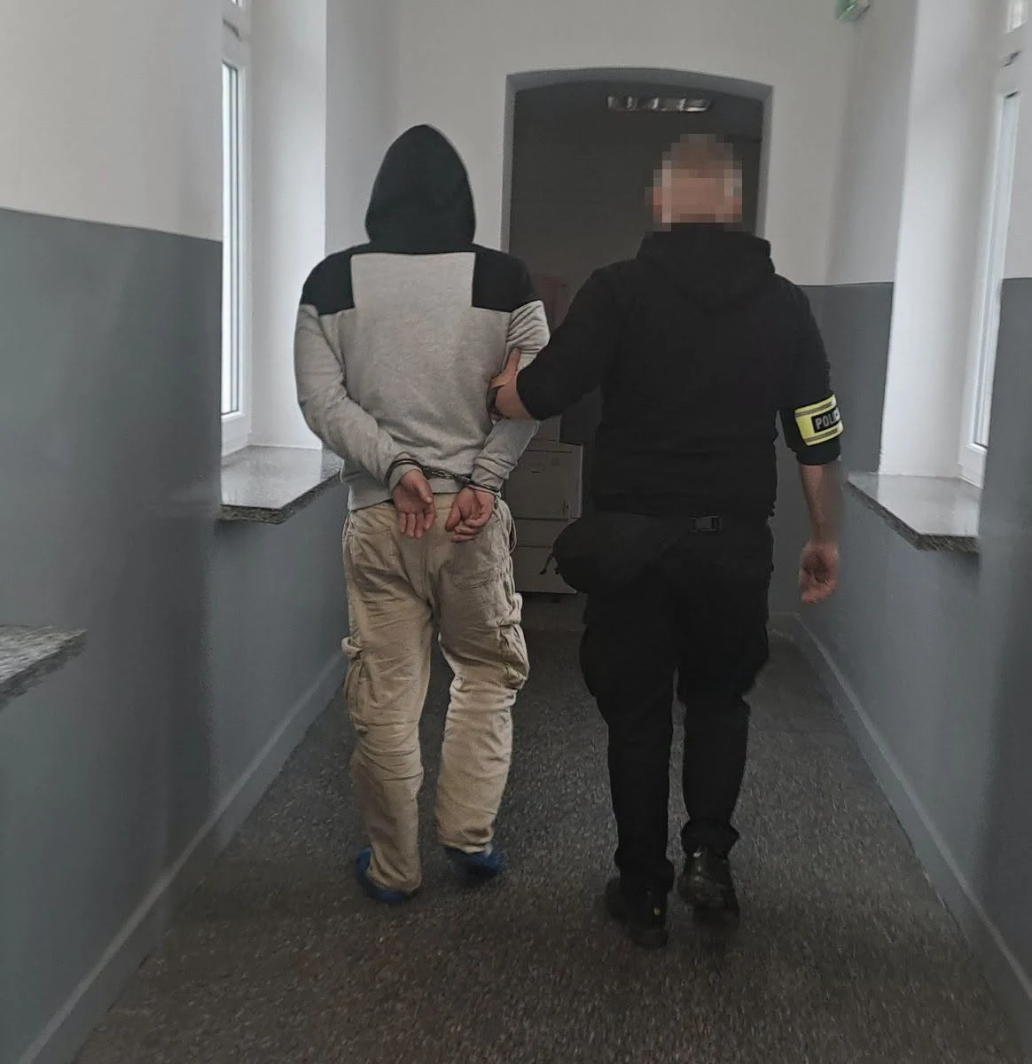40-latek bez uprawnień za kierownicą i z narkotykami w lodówce