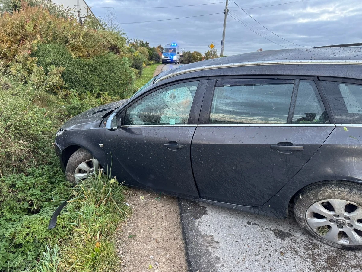 Pijany kierowca uciekał przed policją i skończył w rowie