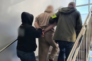 Skradzioną karetką uciekał przed policją. Potrącił policjantkę, padły strzały — zdjęcie 7