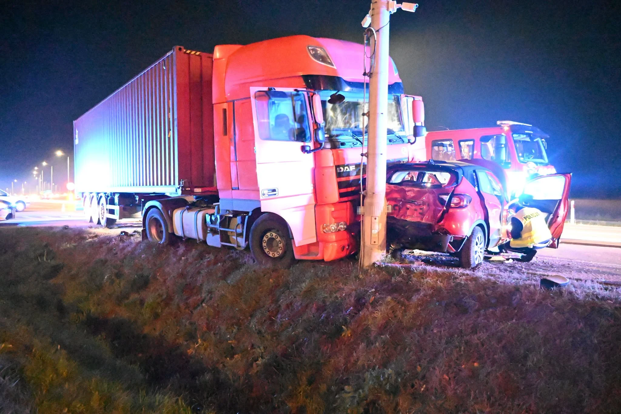 Renault zderzyło się z ciężarówką DAF. Kobieta trafiła do szpitala