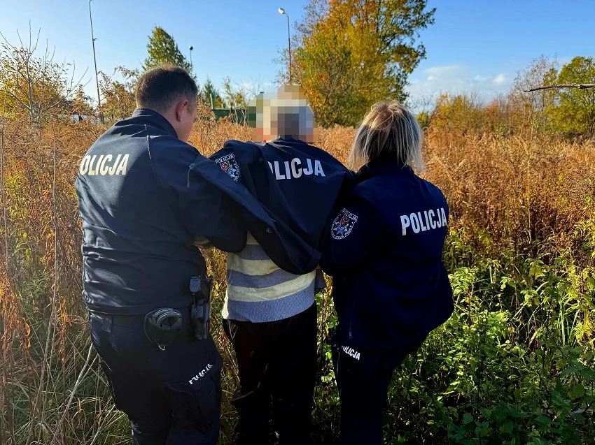 Całą noc szukali 71-latka. Znaleźli go wychłodzonego w trawie