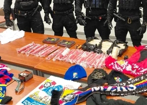 Narkotyki, maczeta i race – policja rozbiła pseudokibiców na Dolnym Śląsku — zdjęcie 7