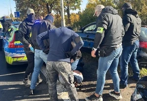 Narkotyki, maczeta i race – policja rozbiła pseudokibiców na Dolnym Śląsku — zdjęcie 12