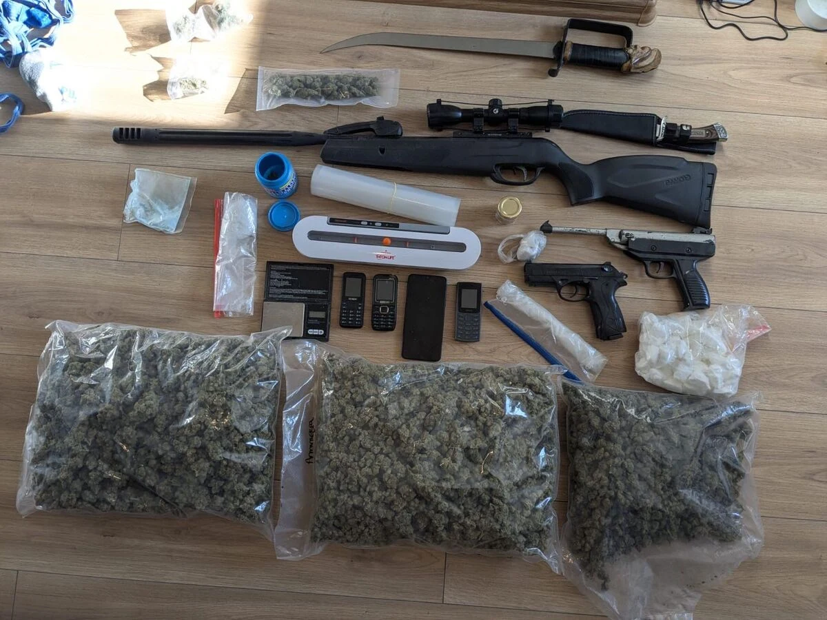 Tarnów: 12 osób z zarzutami za narkotyki. Zabezpieczono 4 kg środków