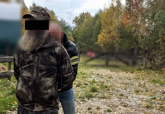 48-latek ukrywał się na farmie krów w górach. Schwytali go lubelscy „łowcy głów"