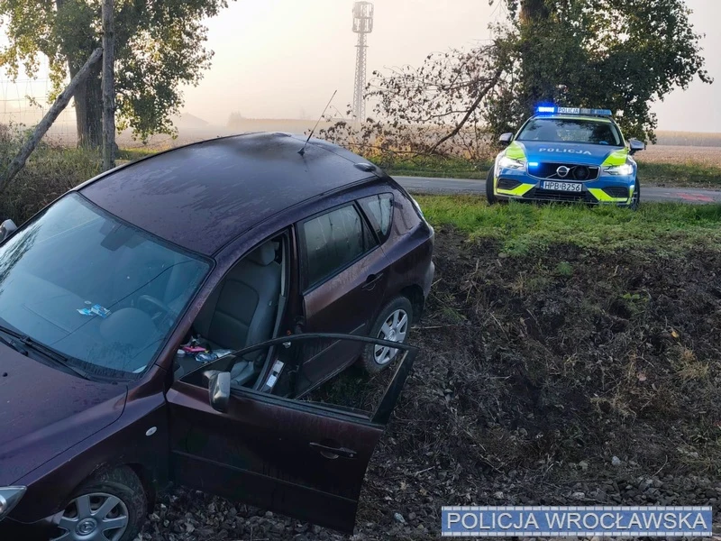 Uciekał przed drogówką, skończył na nasypie kolejowym