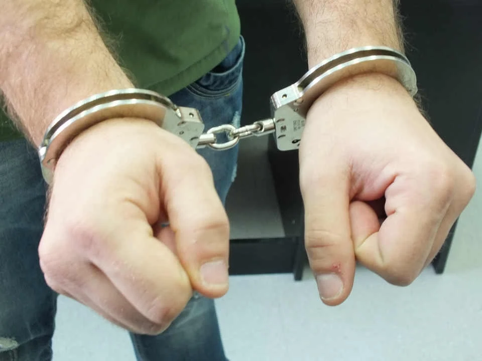 Dozór policji i nakaz opuszczenia mieszkania za znęcanie się nad kobietą