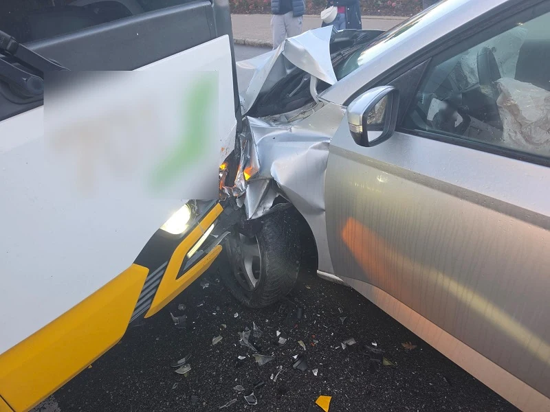 Dwie groźne kolizje w Lęborku – potrącony hulajnogiarz i autobus kontra trzy auta